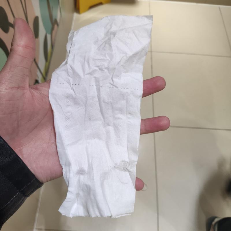 生意无处不在？
今天去万达吃必胜客
途中去万达的厕所，本以为厕所都会有纸巾，发现有一个箱子，需要扫