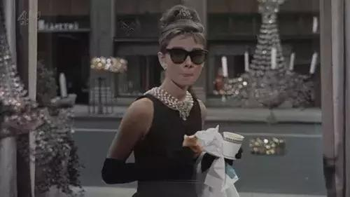 不知道你每隔多久会给生活加点「仪式感」，但我知道有人针对「仪式感」完成了每年 11 万美金的收入。