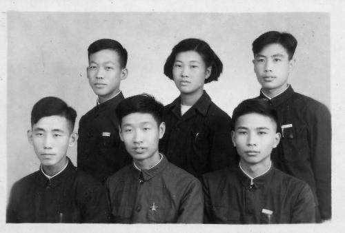 老照片修复
看完亦仁大佬的帖子后就去抖音看了看相关的视频，刷了一圈也得到了一些信息。
老照片修复