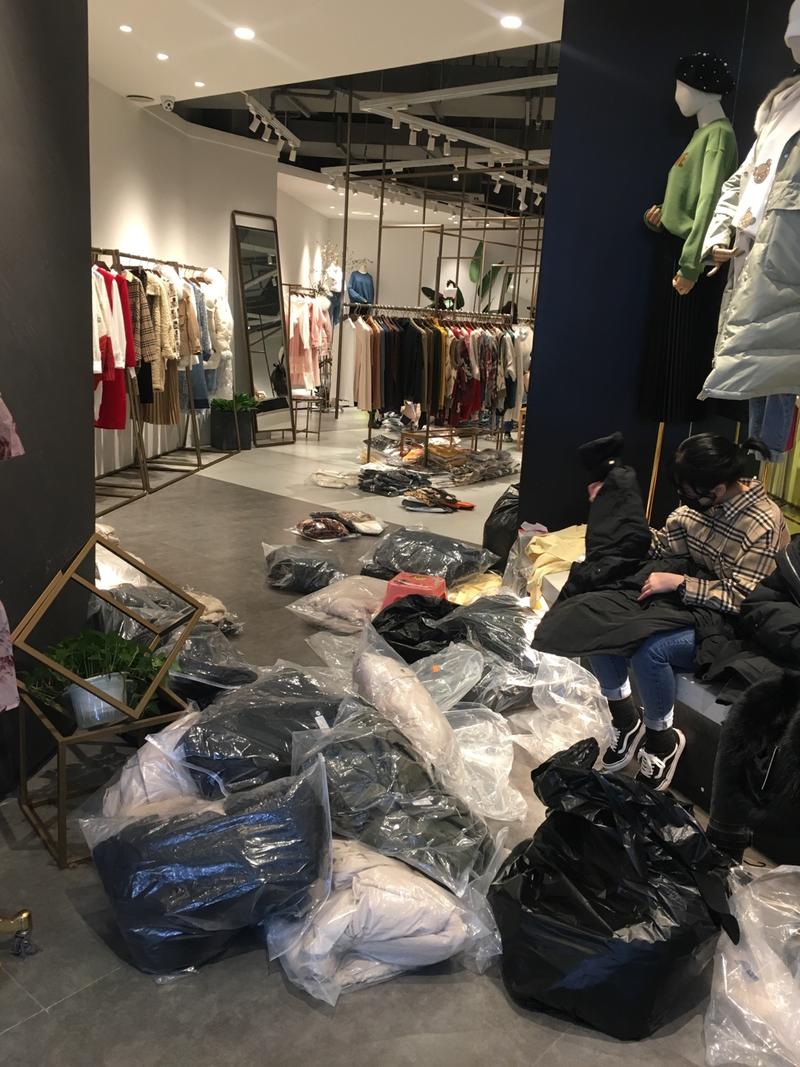 发布个需求[愉快]
帮合伙人的服装店（上海）寻找快手、抖音等平台的主播。
目前和几个快手主播有合作，