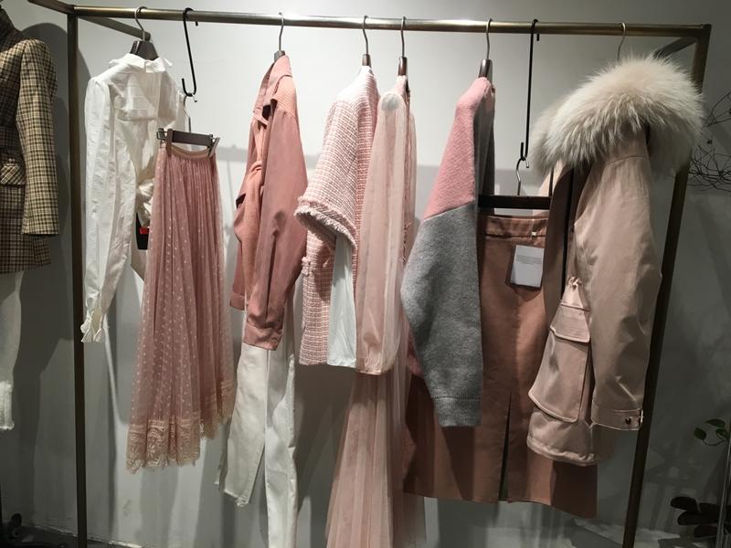 发布个需求[愉快]
帮合伙人的服装店（上海）寻找快手、抖音等平台的主播。
目前和几个快手主播有合作，