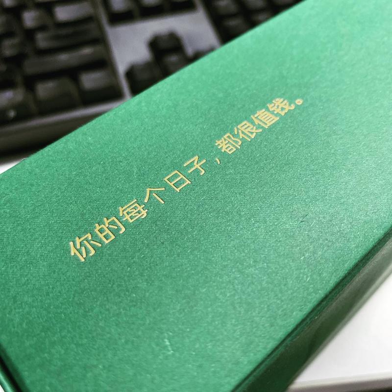 讲真，生财日历是我收过最有交付感的日历。
无他，包装盒够大，快赶上鞋盒了[坏笑]