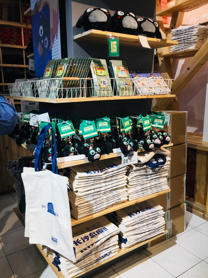 关于臭豆腐的一些思考
国庆放假去长沙玩了2天，吃了黑色经典和文和友，两个做臭豆腐的品牌。感觉文和友比