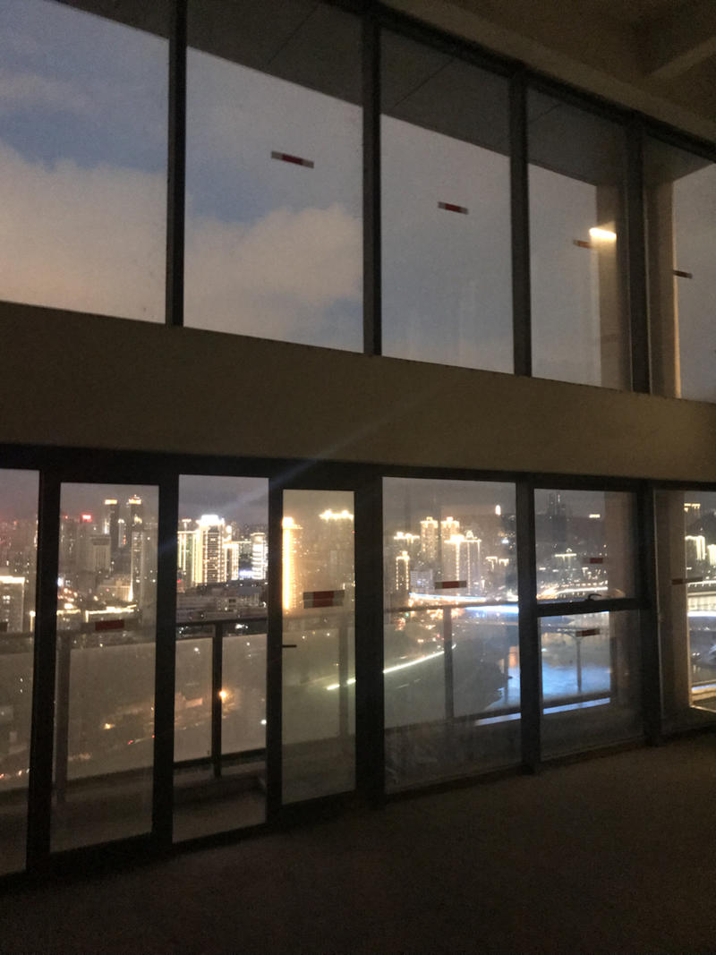 #认知获得财富#     
晚上从深圳飞重庆. 
飞机到了重庆上空， 突遇暴雨， 在渝中半岛附近