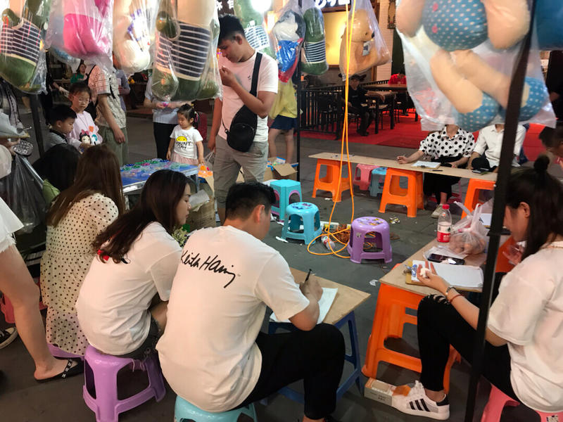 昨天出去玩看到的，在万达广场这边，一堆人玩，这个玩法有没有人解释一下😂就觉得有趣