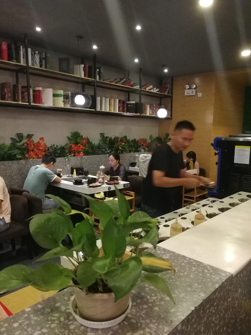 求助   这样的餐厅能转吗？
最近抽风，突然想弄餐饮行业。
有一家想转让。
370平，一半做铁板烧