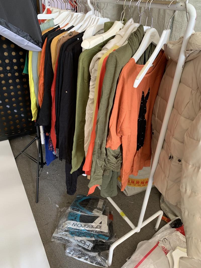手里有一批库存女装，大概有上万件，品牌主要是红袖，库存时间在5年以上，（北方干燥，库存多年没有发霉泡