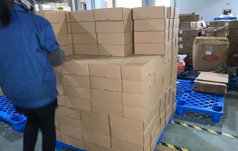 年末到了，想来送员工点什么。
送财不如送术，作为年会一部分伴手礼。
同事亲自驱车前往仓库，扛回来了