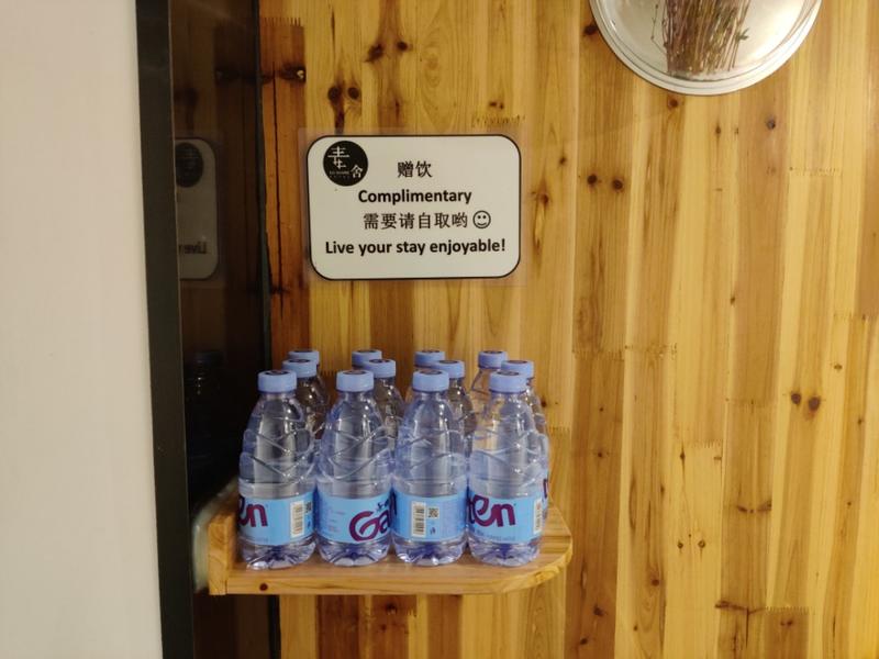 一家用户体验极佳的便宜酒店
前几天去住了一家酒店，
地点在广州，
一晚上一百多块钱，
但是用