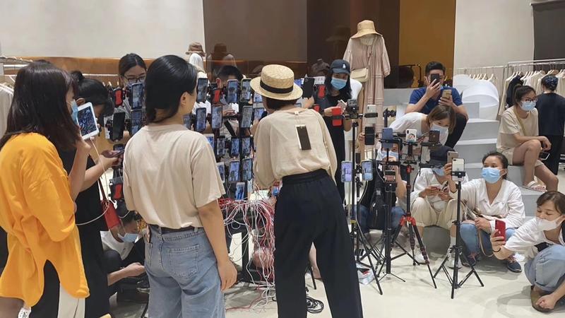 紫菜  紫菜团队：180天抖音服装带货百万的复盘|经验与教训
从0基础到半年服装销售额百万，从