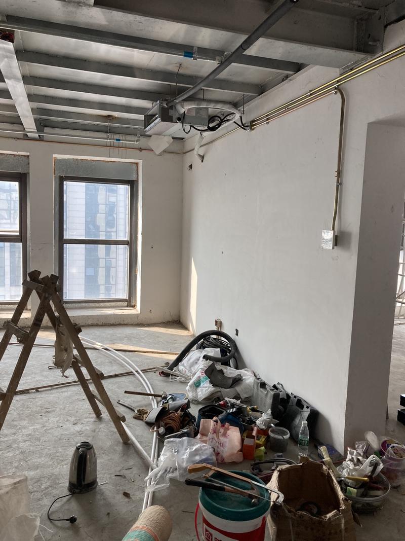 今天下午，去我的舞蹈室和装修师傅沟通一些细节。聊完后，我问他现在生意好做吗？你们是怎么找活的？他说基