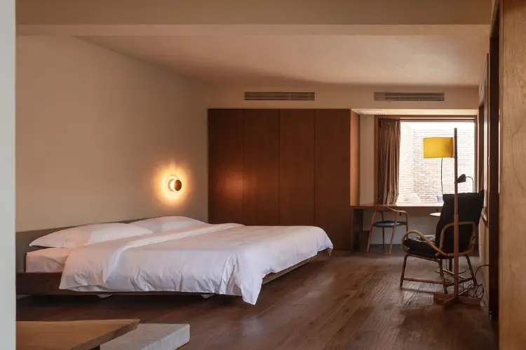 昨晚去长城脚下北沟村的三卅民宿以及瓦厂酒店拜访,三卅酒店原址是北沟废弃的煤气站,瓦厂酒店是古代琉璃瓦