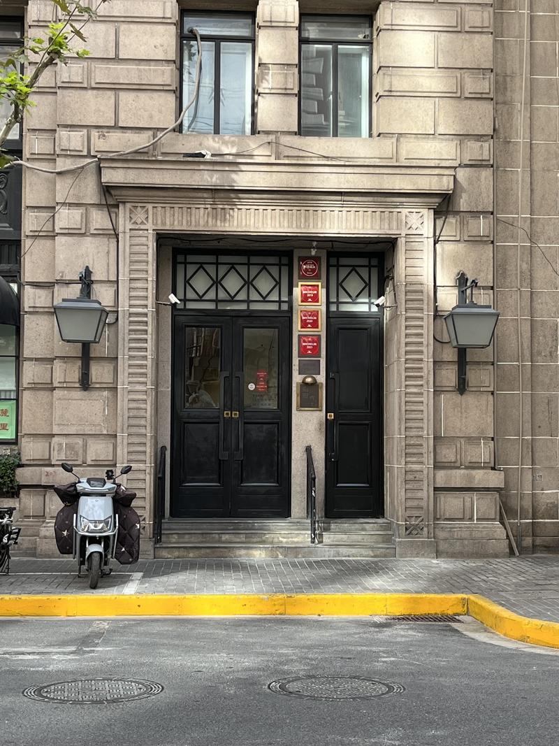 合格的营销人，首先要学会放弃自我
上周去上海办事，住外滩的福州路。
一天晚上，跟两位同事出来觅食