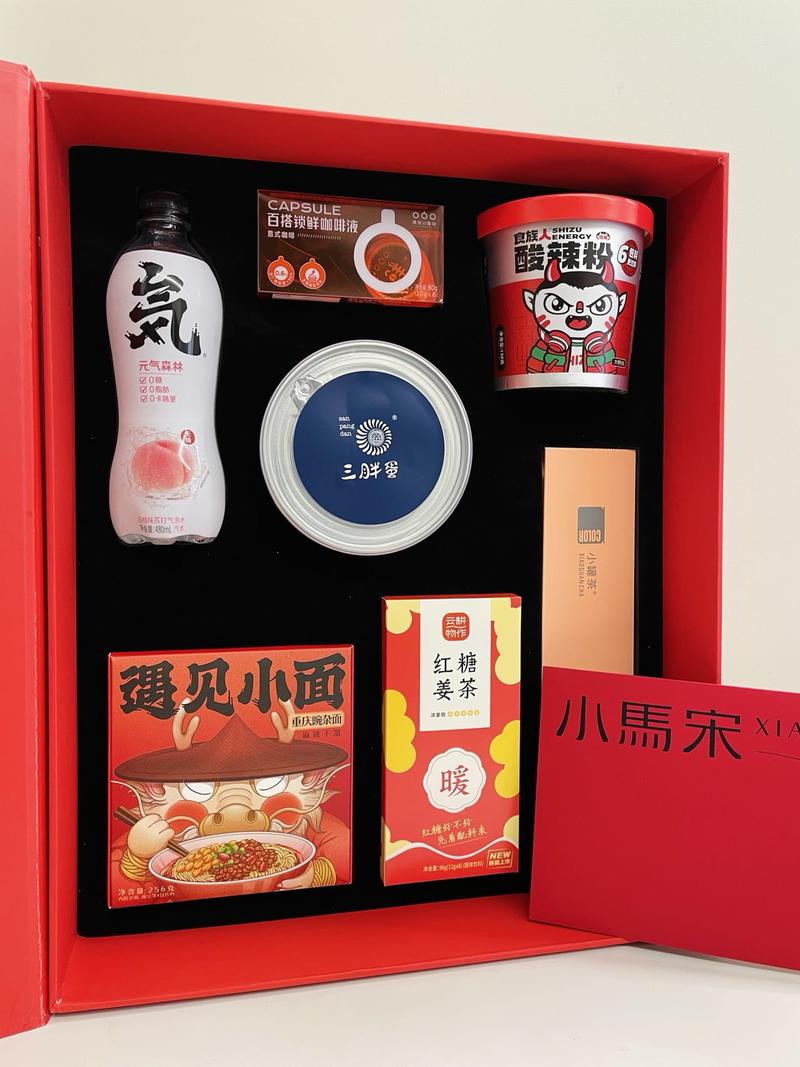 乙方送给甲方的新年礼盒，该怎么做？
年底送礼物表达一下感情，这是中国人的文化传统。
但送什么是个挺大