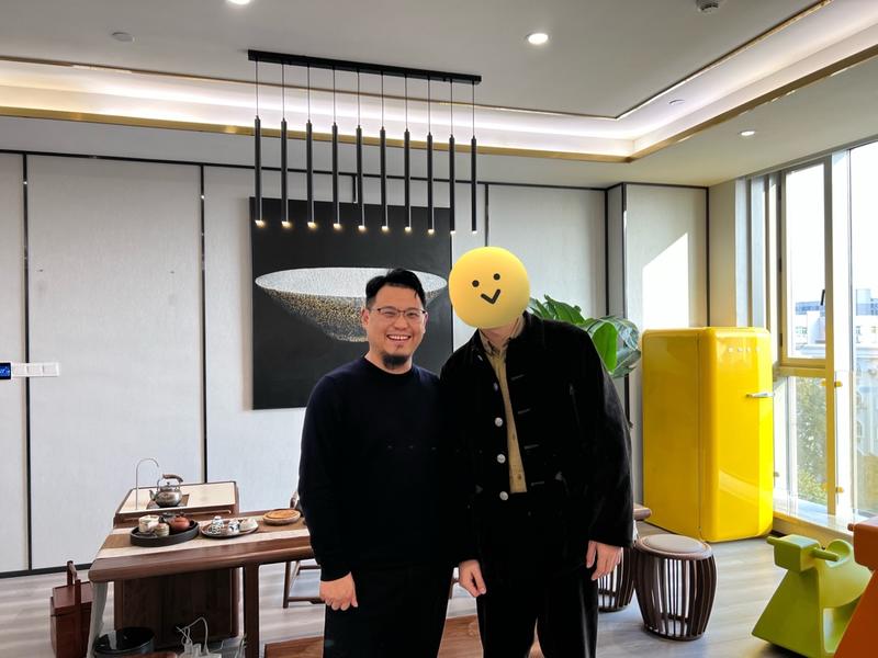 今天拜访了抖音羊绒第一的洪陵羊绒。
洪总前些年因为不喜欢羊绒产业,拿钱去做了其他投资,非主业投资往