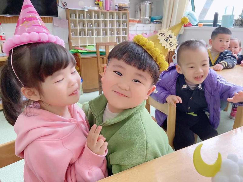 做本地私域私域思路分享：
蛋糕店与幼儿园老搞好关系 
故事起因：昨天愚人节，凑巧也是我儿子生日我。