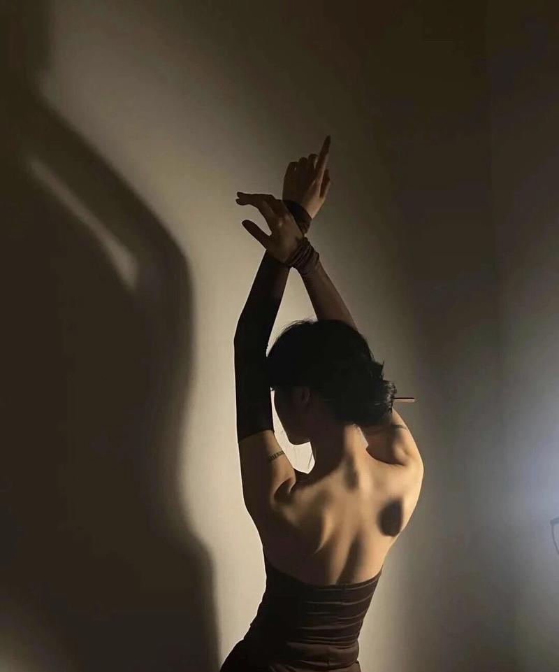 当我们打造IP时，我们在打造些什么？
答：打造IP就是为了奔着变现去的！
聊天、朋友圈、头像、背