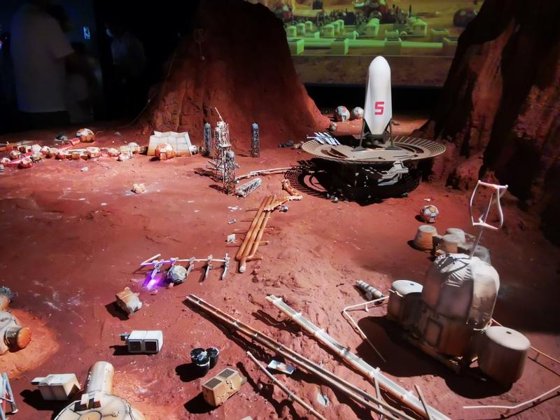 今天下午陪孩子看了三个展览，其中的火星科技展，看到一句话，与大家分享：
鸟儿站上枝头不是因为它相信树