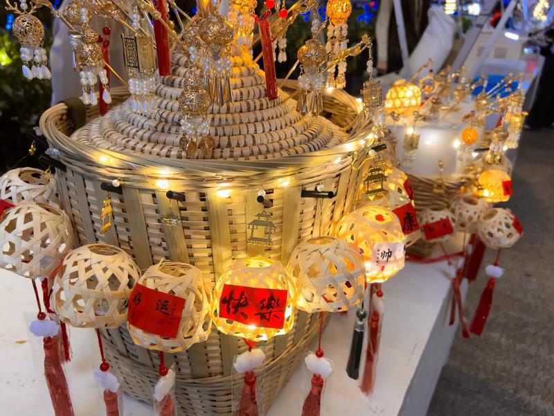 2023年的摆摊风口项目
最近开始尝试摆摊，之前其实也尝试过一次，卖网红小金鱼。实物非常好看，卖得