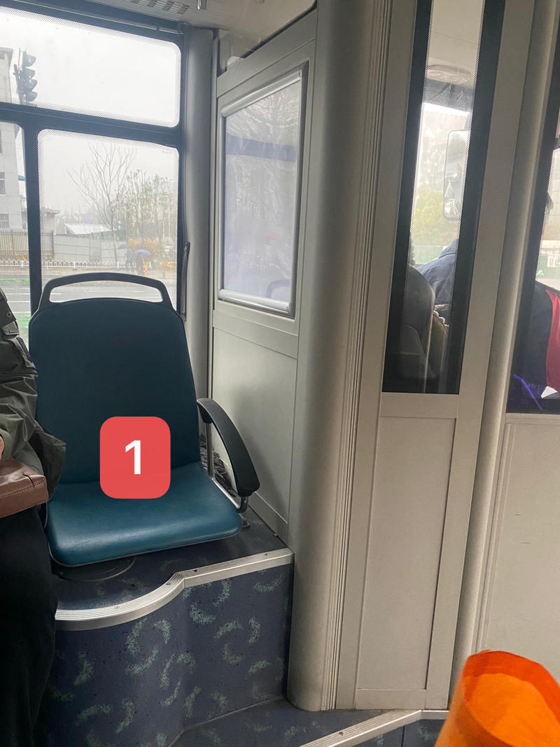 【好的服务是会让客户下意识的选择它】
早上公交，遇到一个很有趣的现象。
一位老人在缴费后选择座位，