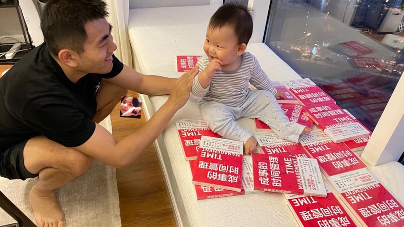 【粥左罗：为什么一定要出书，以及从中得到的一个赚钱思考】
出书的好处特别特别多，大家都知道的一些这