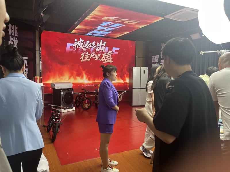 第一次跟快手头部4000多万粉清河李哥助播,原来看似Low的带货,背后有这么多门道。
哈喽,我是宝