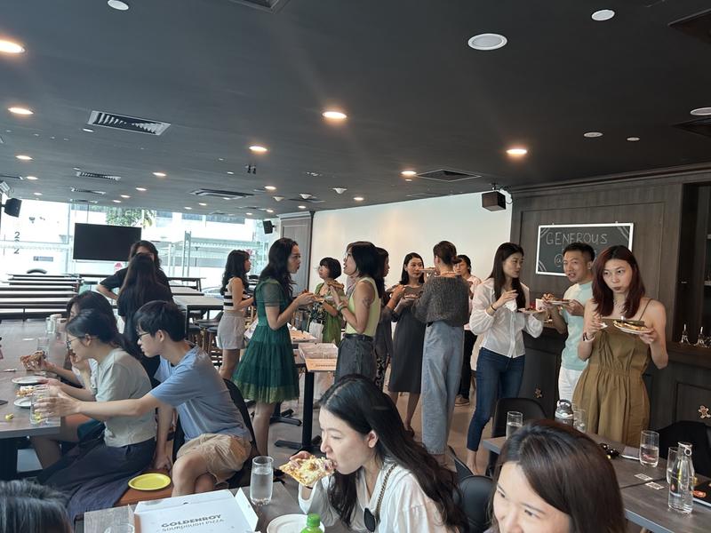 在新加坡和听众和星友相聚，前前后后一起聊了五个多小时，咱这也算为月底生财大会演练了一下吧哈哈哈。今年