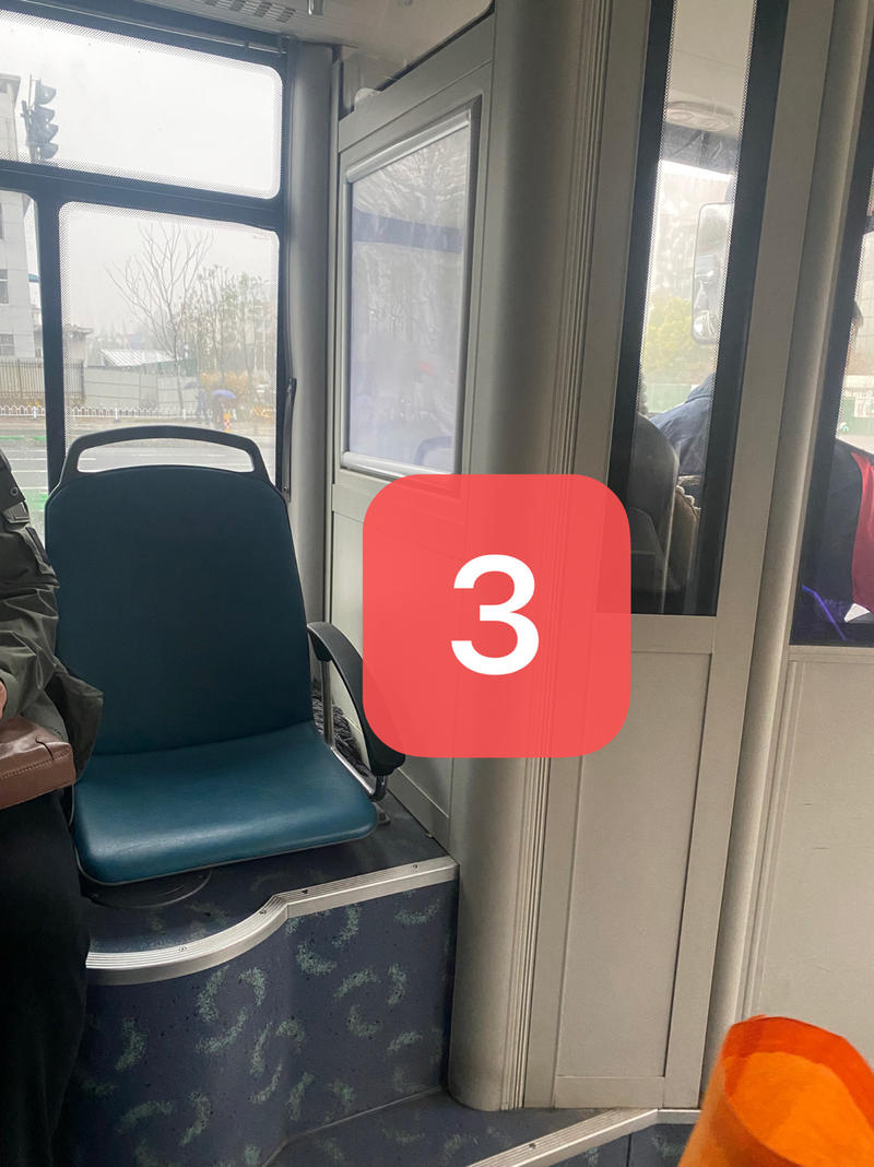 【好的服务是会让客户下意识的选择它】
早上公交，遇到一个很有趣的现象。
一位老人在缴费后选择座位，