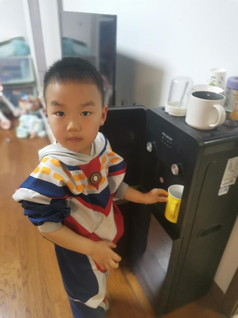 AI写真的一点小技巧
大家好，我是君哥，最近一直在研究AI写真，之前跟着东子大神的SOP，把SOP中