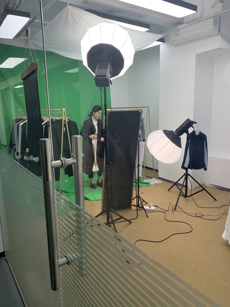 新手如何入局抖音直播
2020年的疫情，实体经济惨淡，大多数人足不出户，从而加快了抖音