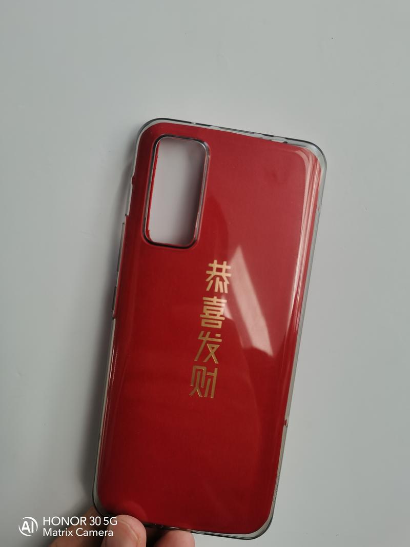 生财日历的奇葩新玩法：我的一个读者，把日历包装盒做成了手机壳和书签，如图。
人才啊……
顺便附上