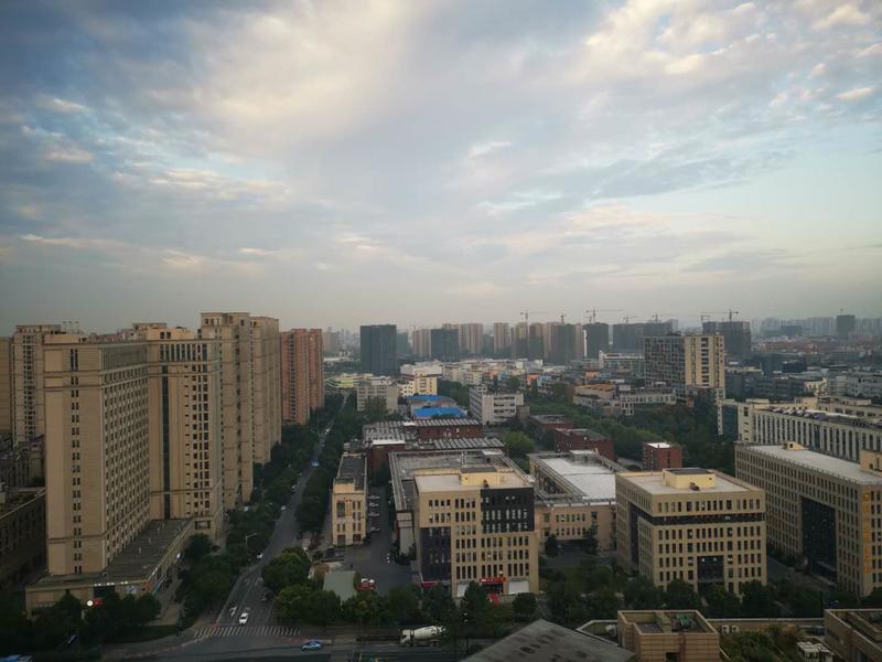 刚刚回到北京。
这周末在杭州参加了生财有术社群的龙珠见面会活动,被颁发了两个奖项,化身带货摩擦技师