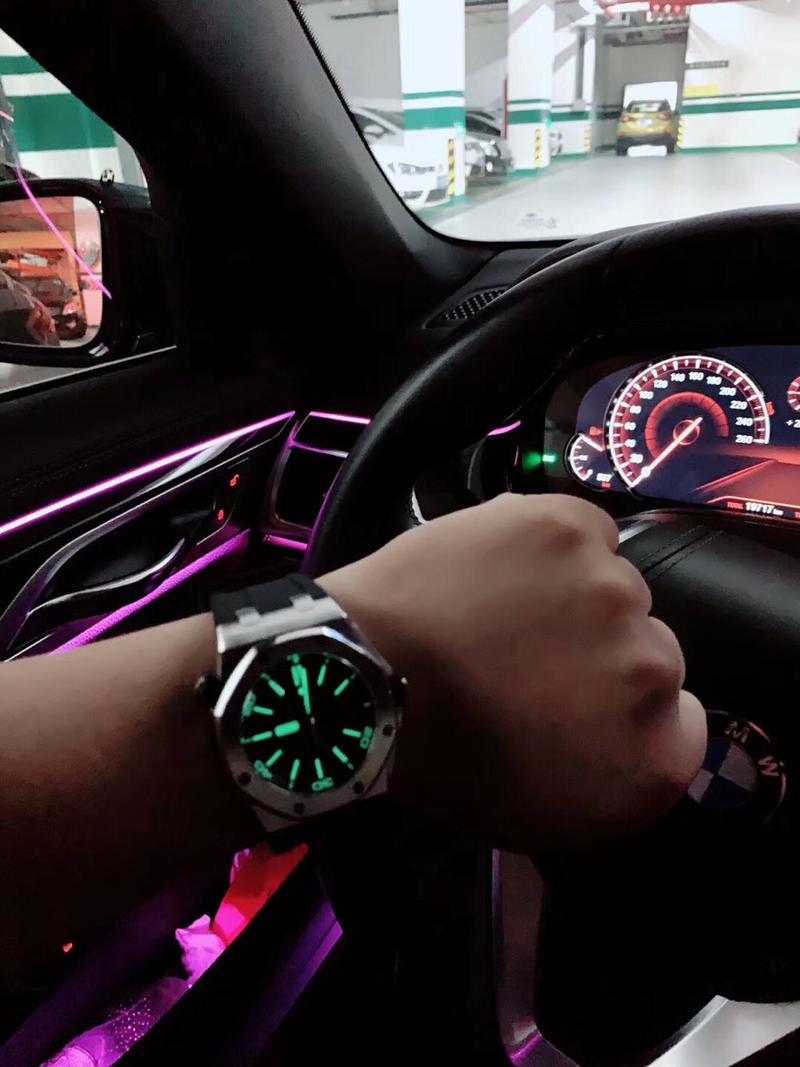 大家好我是夏畠。
给大家讲几个小故事，小a是一个充满爱心的姑娘，从小喜欢猫猫狗狗可是父母不同意她养，