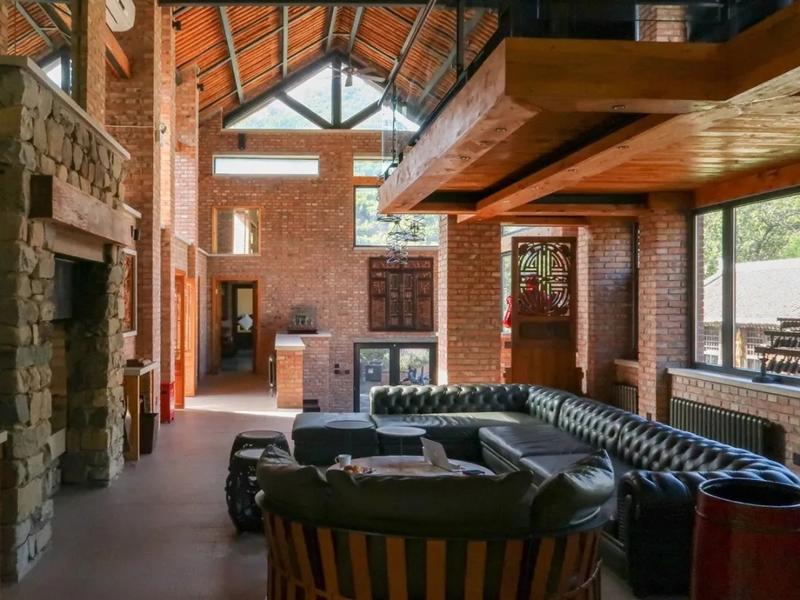 昨晚去长城脚下北沟村的三卅民宿以及瓦厂酒店拜访,三卅酒店原址是北沟废弃的煤气站,瓦厂酒店是古代琉璃瓦