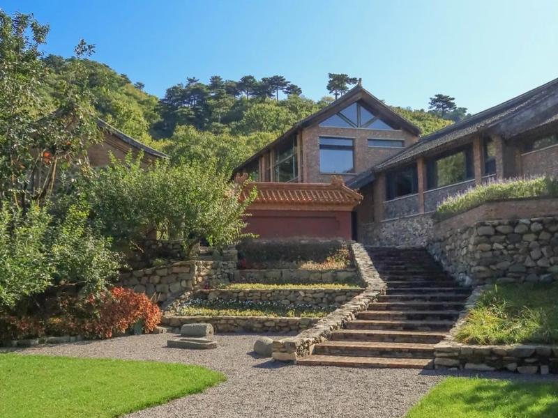 昨晚去长城脚下北沟村的三卅民宿以及瓦厂酒店拜访,三卅酒店原址是北沟废弃的煤气站,瓦厂酒店是古代琉璃瓦