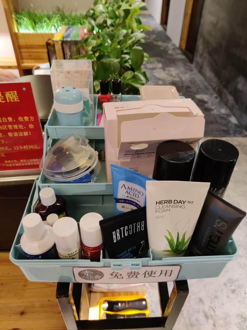 一家用户体验极佳的便宜酒店
前几天去住了一家酒店，
地点在广州，
一晚上一百多块钱，
但是用