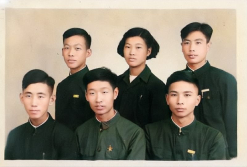 老照片修复
看完亦仁大佬的帖子后就去抖音看了看相关的视频，刷了一圈也得到了一些信息。
老照片修复