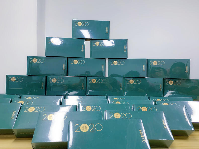 年末到了，想来送员工点什么。
送财不如送术，作为年会一部分伴手礼。
同事亲自驱车前往仓库，扛回来了