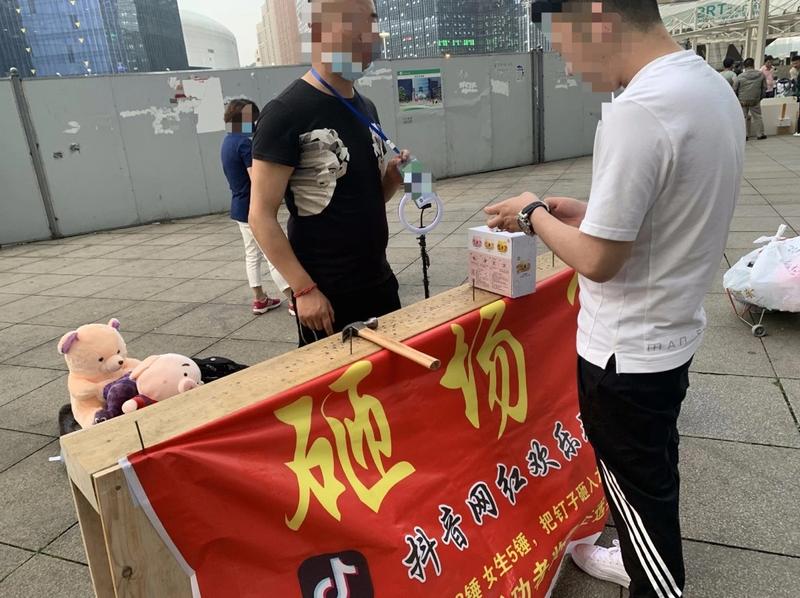 轻享   摆地摊另类无货躺赚玩法，日赚1000妥妥的
大家好，我是郭耀天，地摊货了，很多人都想去