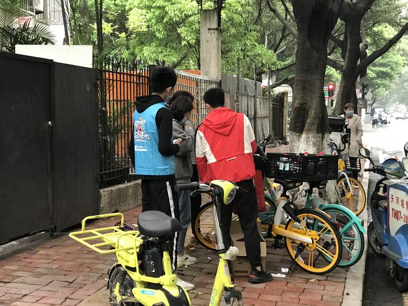 发生在身边的地推，河马生鲜，下载APP就可以送一份小青菜，也可以选择可乐或者是纸巾，成本估计三块钱以