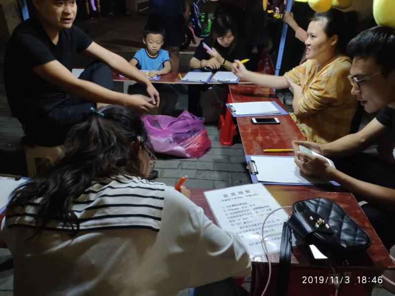 地铁口的“挑战”
来猜猜这哥们一天赚多少？