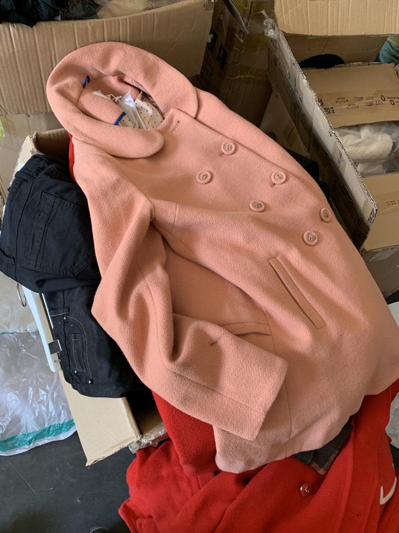 手里有一批库存女装，大概有上万件，品牌主要是红袖，库存时间在5年以上，（北方干燥，库存多年没有发霉泡