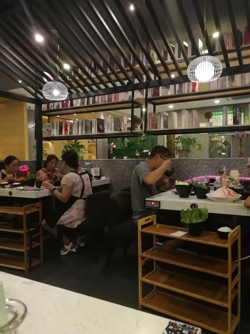 求助   这样的餐厅能转吗？
最近抽风，突然想弄餐饮行业。
有一家想转让。
370平，一半做铁板烧