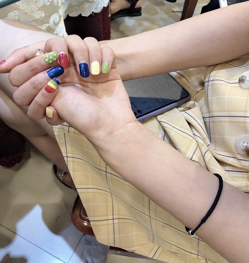 大学女生宿舍里的20元美甲小店…💅🏻
本篇为春节QQ续集。
今天端午节，中午家人聚餐，又遇见了上