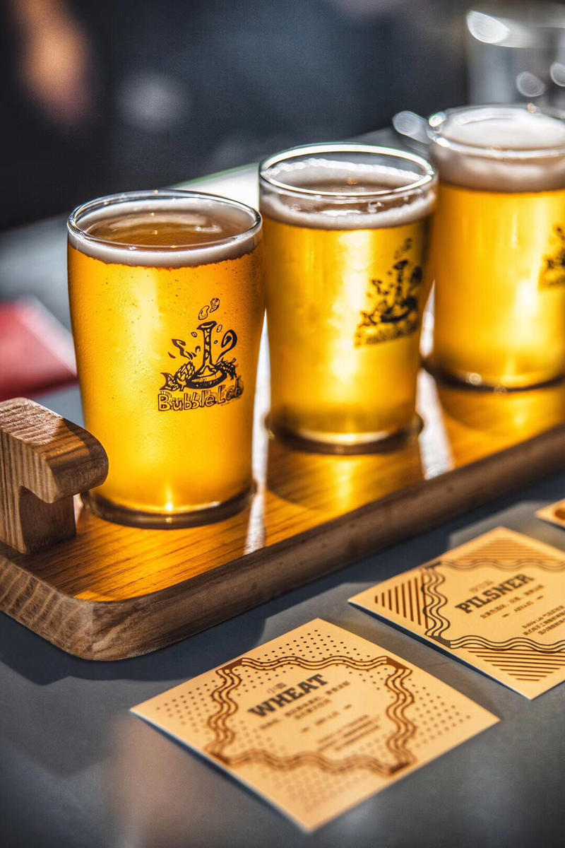 不知道大家熟悉不熟悉精酿啤酒这个小众生意，我合伙人的妹妹在常州开了一个生意非常好，利润也很高，现在已