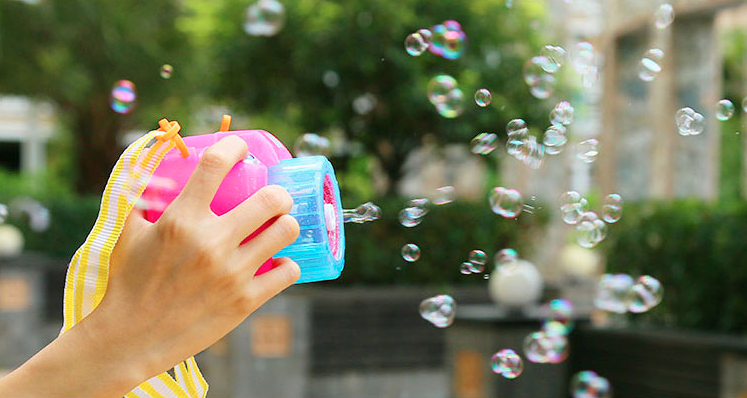 泡泡机，淘宝搜“泡泡机”排第一的关键词联想就是抖音同款。
抖音爆了之后，有商家10天出货10万。
淘