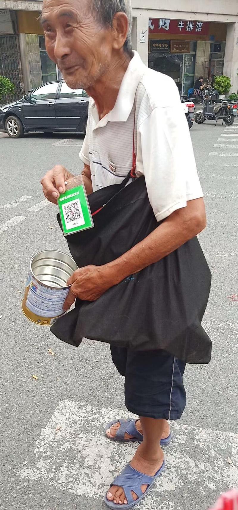 偶然机会看到这样一张图。然后我们想，要不，把里面二维码换一个高清的吧。让人可以扫出来，说不定有人会付