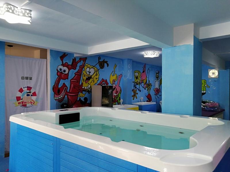 和朋友在三线城市某个小区门口开了一家婴儿游泳馆，一共两层楼，一楼150平方是游泳馆和美术手工区，二楼