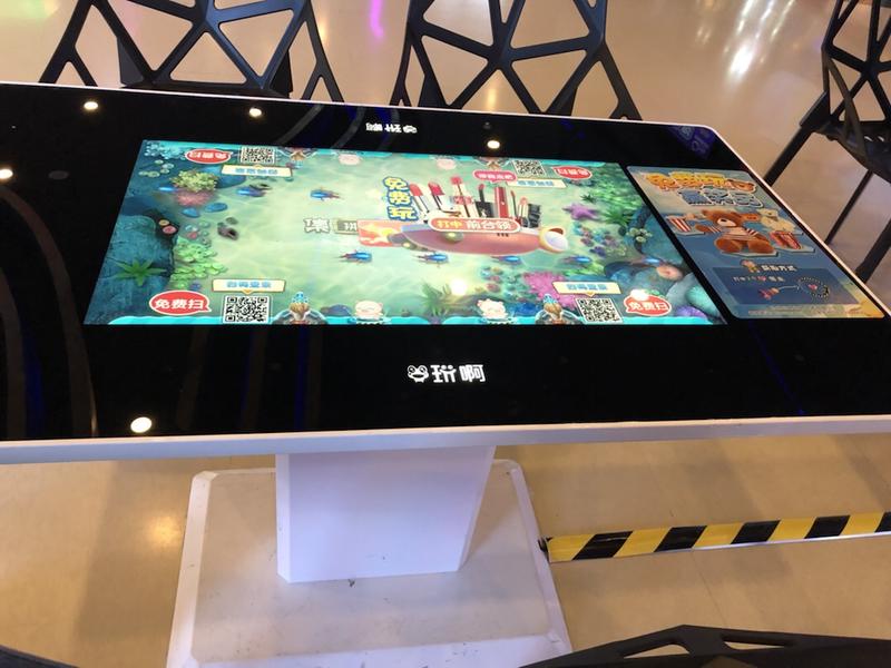 分享个点子，看电影的时候，发现类似线下口红机模式的桌子，如图所示，放置在电影院里，坐着的时候可以玩游